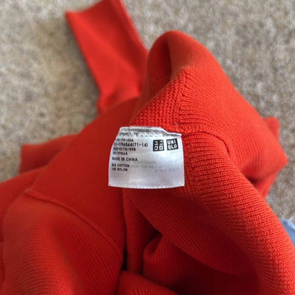 UUUU Uniqulo Orange sweater in size large - Picture 10 of 10
